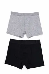 Pack de dos boxers de corte clásico en color negro, con cintura elástica personalizada con el nombre de la marca.