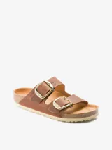 Sandalias Birkenstock Arizona con hebillas grandes, color marrón cuero engrasado y plantilla regular.