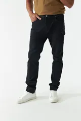 Pantalón de jean negro de corte recto, tiro medio, con roturas y logo bordado.