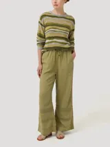 Sweater de punto con diseño de rayas horizontales orgánicas en tonos verde, amarillo y gris. Presenta cuello redondo y mangas largas con puños acanalados.