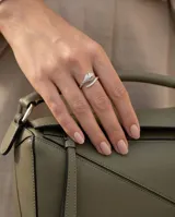 Anillo de plata 925 con diseño envolvente de serpiente, cubierto de circonias brillantes y ojos en color verde esmeralda.