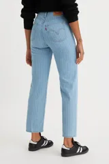 Pantalones de jean celeste con finas rayas verticales blancas, corte recto, tiro alto y largo hasta el tobillo.