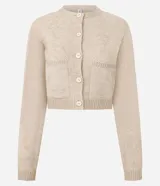 Cardigan corto de punto con textura atoallada, cuello redondo y cierre frontal con botones. Presenta mangas largas con puños acanalados, dos bolsillos delanteros funcionales y bajo acanalado para un mejor ajuste.
