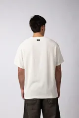 Remera de manga corta con cuello redondo, confeccionada en tejido de lino con textura entramada y corte holgado.