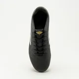 Championes de fútbol Umbro modelo Neo Striker, color negro con detalles en blanco y dorado. Presentan un diseño con el logo de la marca en el lateral y suela con tapones para césped.