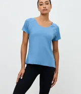 Remera deportiva Get Over de microfibra color azul, con cuello redondo, mangas cortas y paneles laterales con perforaciones para mayor ventilación.