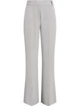 Pantalón largo de vestir color gris claro, de sarga de poliéster reciclado, con pierna ancha, talle medio, detalle de pliegue prensado delante y detrás, bragueta con cremallera con cierre de corchete, bolsillos con ranura y bolsillos traseros ribeteados.