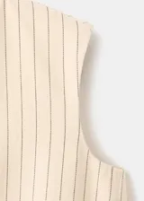 Chaleco de corte recto con diseño de rayas diplomáticas, escote en V y cierre frontal con botones.