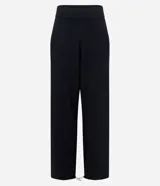 Pantalón de corte recto confeccionado en tricot de viscosa y poliamida. Presenta cintura estructurada, bolsillos laterales y cordón regulador en el ruedo de las botamangas.