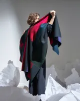 Ruana confeccionada en lana merino afieltrada, con diseño geométrico multicolor inspirado en los cultivos del campo.