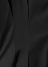 Vestido midi de corte evasé color negro, con diseño largo, cuello en pico, detalles fruncidos y manga corta. Cuenta con cierre de cremallera en la parte posterior.