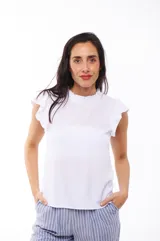 Blusa blanca de poliéster con cuello redondo y mangas cortas con volados.