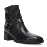 Botas de cuero color suela, con diseño de caña media arrugada y detalle de tira con hebilla metálica en el tobillo. Cuenta con taco cuadrado y cierre lateral.