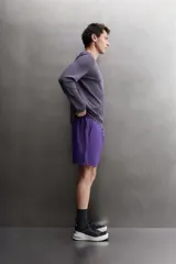 Pantalones deportivos cortos Zara Athleticz, confeccionados en tejido técnico ligero y elástico en color celeste. Cuenta con cintura elástica ajustable, bolsillos frontales, bajo con aberturas laterales y detalle de logo estampado.