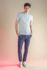 Pantalón de corte recto y ajuste slim, color azul marino, con cierre de botón y cremallera, bolsillos laterales y traseros.