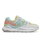 Championes New Balance modelo 5740 para dama, color blanco con detalles en amarillo, celeste, rosa y gris.