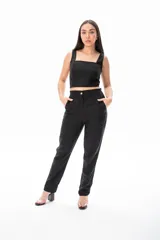 Top corto negro con breteles anchos y escote cuadrado.