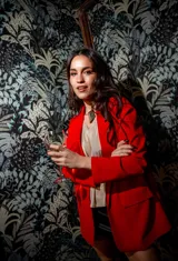 Blazer negro de crepe elastizado, con solapas y corte clásico.