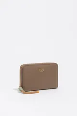 Billetera mediana de estructura rígida en color marrón topo, con cierre perimetral de cremallera y tirador decorativo de cordón. Presenta el logo de la marca aplicado en letras metálicas doradas en el frente.
