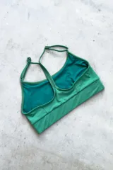 Top deportivo negro con breteles regulables y almohadillas removibles.