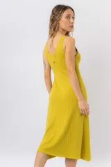 Vestido midi color crudo, de tejido acanalado, con escote en V y corte al cuerpo.