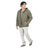 Campera parka verde militar con capucha y cierre frontal con cremallera. Diseño acolchado horizontal y logo de la marca en el pecho.