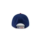 Gorra New Era 9Forty de los Philadelphia Phillies, color azul con visera roja y logo bordado en el frente.