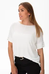 Remera blanca de viscosa con escote redondo y mangas cortas con detalle de botones.