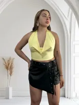 Top blanco con escote halter y espalda descubierta.