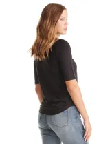 Remera básica de cuello redondo y manga corta, con ruedo redondeado. Confeccionada en tejido de viscosa con elastano.