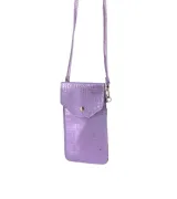 Bandolera tipo portacelular color lila con textura símil piel de cocodrilo, correa fina y bolsillo trasero.