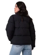 Campera puffer negra de Caterpillar, con diseño acolchado, cierre frontal con cremallera, bolsillos laterales con cierre y puños acanalados. Presenta el logo de la marca estampado en el pecho.
