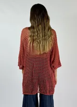 Top de tejido crochet color ladrillo, con escote en V y mangas 3/4 acampanadas.