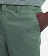 Bermuda de sarga color blanco, de corte recto y diseño básico con bolsillos laterales y traseros.