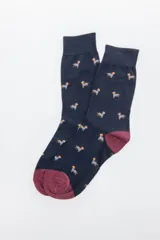 Media de algodón color azul marino con estampado de perritos y detalles en color bordó en puntera y talón.