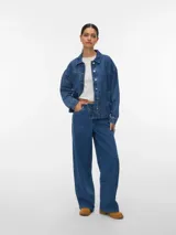 Campera de denim azul oscuro con bolsillos frontales grandes, cierre de botones metálicos y corte oversize.