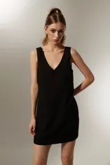 Vestido mini negro de viscosa, al cuerpo y cuello en V.
