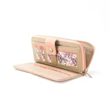 Billetera larga de diseño rectangular con cierre perimetral y solapa frontal con broche a presión. Cuenta con múltiples compartimentos internos para tarjetas, billetes y un monedero con cierre.