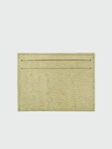 Tarjetero de cuero con textura grabada tipo lagarto, color beige, con ranuras para tarjetas y logo de la marca grabado en el centro.