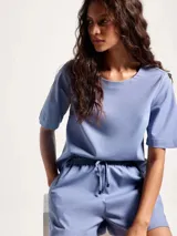 Blusa de manga corta con cuello redondo, confeccionada en tejido de lino con textura natural, de corte recto y ajuste cómodo.