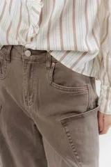 Jean wide leg color marrón, con corte recto y amplio, y costuras protagonistas que crean un diseño geométrico en las piernas.