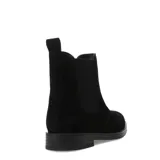 Botas tipo Chelsea Miss Carol modelo Cumma, confeccionadas en cuero de color marrón oscuro. Presentan paneles elásticos laterales a tono, puntera redondeada y suela plana con pequeño tacón.