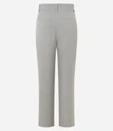 Pantalón de vestir gris oscuro, de corte recto, con bolsillos laterales y traseros. Se ajusta a la cintura con cinturón de cuero marrón.