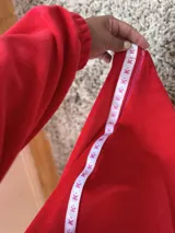 Pantalón de jogging rojo de plush con cinta lateral con el logo en color rosa.