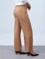 Pantalón de vestir de pierna ancha color marrón, marca Zac & Rachel. Presenta pretina ancha con aplique de botones y bolsillos simulados con tachas.