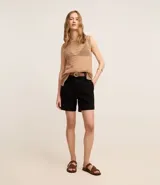 Short de jeans negro, de tiro alto, con trabillas para cinturón y bolsillos delanteros y traseros. Confeccionado con algodón certificado BCI.