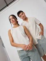 Musculosa color crudo con rayas verticales color óxido.