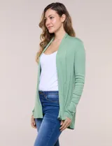 Cardigan liviano de punto acanalado verde, con frente abierto sin cierres y mangas largas.