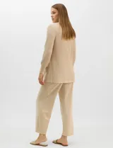 Cardigan abierto de tejido acanalado, con bolsillos frontales y mangas largas de corte entallado con puños de rib.