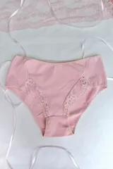 Bombacha tiro alto de algodón elastizado color rosa, con puntilla elastizada en los laterales.